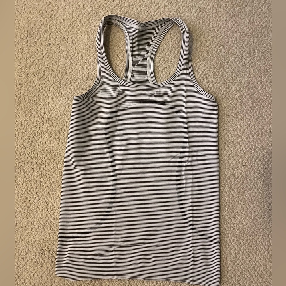 Lululemon tank. Size 4. Still in perfect condition